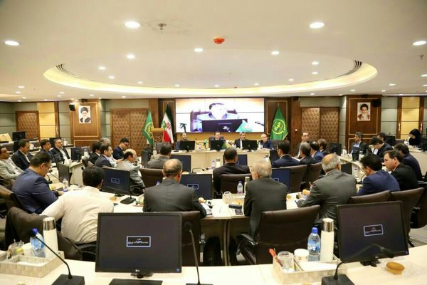 به گزارش خبرنگار ایانا، شاهرخ رمضان نژاد رئیس سازمان نظام مهندسی کشاورزی و منابع طبیعی کشور در سومین گردهمایی روسای سازمان نظام مهندسی استان ها اظهار کرد: ما ۲۵۰ هزار عضو داریم اما این سپاه دانشی هنوز بروز و ظهور پیدا نکرده است، ما باید یک آرایش جغرافیایی داشته باشیم. رد پای دولت هنوز در بخش های مختلف نظام مهندسی کشاورزی و مراکز خدمات کشاورزی غیر دولتی دیده می شود. وی افزود: مراکز خدمات کشاورزی می‌تواند ویترینی برای عرضه و فروش خدمات به کشاورزان باشد و می‌تواند با آخرین متدهای روز به کشاورزان خدمت‌رسانی کند اما هنوز در کشور بسیاری از این مراکز غیر فعال هستند و برخی از شهرستان ها فاقد مهندسین کشاورزی هستند. رئیس سازمان نظام مهندسی کشاورزی و منابع طبیعی کشور در رابطه با اهداف مراکز خدمات کشاورزی غیر دولتی خاطر نشان کرد: مراکز خدمات کشاورزی غیر دولتی در زمینه های مشاوره در زمینه اخذ زمین جهت کاشت گیاهان دارویی، مشاوره در زمینه اخذ تضمین جهت زراعت چوب، مشاوره در زمینه افراز، تفکیک و صدور سند برای طرح های دارای ۳۰ درصد پیشرفت فیزیکی، مشاوره املاک کشاورزی، مشاوره، مشارکت و سهم بری در تولید به ویژه کشت گیاهان خاص و دارای مزیت، ارائه خدمات کشاورزی با استفاده از پهپاد، اخذ تسهیلات کم بهره ذیل برنامه های تولید و اشتغال دولت برای بهره برداران و سرمایه گذاران بخش کشاورزی، عرضه نهاده‌ها و تجهیزات کشاورزی مانند بذر، کود، خوراک دام و ماشین آلات کشاورزی، تعمیرات انواع ادوات کشاورزی، انواع خدمات مشاوره و پیمانکاری بازرگانی، مالی، بیمه‌ای، مدیریتی و اقتصادی در زمینه پروانه اشتغال است. وی افزود: کارکرد های مراکز خدمات کشاورزی غیر دولتی اعم از عمومیت بخشیدن به دستاوردها، اختراعات و فناوری های بخش کشاورزی، اشاعه ترویج تسهیلگری سیاست‌ها و برنامه‌های وزارت جهاد کشاورزی و دولت، عرضه کلیه نهاده‌ها و تجهیزات کشاورزی، انتقال مشکلات و نیازهای بخش کشاورزی به سازمان و دولت است. رمضان نژاد در ادامه در رابطه با اهداف سازمان نظام مهندسی کشاورزی اذعان داشت: از اهداف و سیاست های سازمان نظام مهندسی کشاورزی می توان به کمک به افزایش بهره وری در بخش کشاورزی و منابع طبیعی، گسترش دانش فنی در بخش کشاورزی، تشکیل مراکز خدمات کشاورزی غیر دولتی تخصصی بر اساس نیاز منطقه در کل کشور، ایجاد مراکزی که محل رجوع کشاورز هستند نه تأمین‌کننده مهندسی کشاورزی، تشکیل حداقل یک مرکز در هر دهستان در کل کشور به عنوان پیشخوان بخش کشاورزی و نماینده سازمان نظام مهندسی کشاورزی و منابع طبیعی اشاره کرد. در ادامه این نشست ایرج سالاری معاون برنامه‌ریزی و توسعه کارآفرینی سازمان نظام مهندسی کشاورزی گفت: سازمان نظام مهندسی به لحاظ رده بندی سازمان هایی که در دنیا و کشور تشکیل می شوند از نوع سازمان های عضو گیر تلقی می شود و روابط استخدامی و کاری آن بر اساس عضو گیری صورت می پذیرد و ما برای توسعه کار باید از بستر اعضای خود استفاده کنیم. وی افزود: سازمان نظام مهندسی با عملکردی که در گذشته داشته و با رویکردی که در آینده دارد، همچنین با توجه به خلاء ای که در بازار کار وجود دارد نیازمند این است که بستر واگذاری در کشور را ایجاد کند، در غیر این صورت ذینفعان نمی توانند از خدمات سیستماتیک استفاده کنند. در پایان این نشست پورنقی مدیرکل رفاه و پشتیبانی وزارت جهاد کشاورزی عنوان کرد: ما در اداره کل رفاه و پشتیبانی چند وظیفه داریم. اولین وظیفه ما در رابطه با ساختمان‌ها و زمین هایی است که در مالکیت دفاتر استانی وزارت جهاد کشاورزی قرار دارد و هرگونه ساخت و ساز در این زمین ها زیر نظر ما انجام می شود. وی افزود: وظیفه دیگر ما در رابطه با امور حمل و نقل و خودرویی است و هر گونه خرید کالاها و خدماتی که معاونت‌های سازمان نیاز دارند توسط ما انجام می شود. امور رفاهی و تفریحی و مهمانسراها در استان و شهرستانهای مختلف هم زیر نظر ما است. همچنین بیمه کارکنان از وظایف دیگر ما است که اعم از تکمیلی حوادث و عمر است.